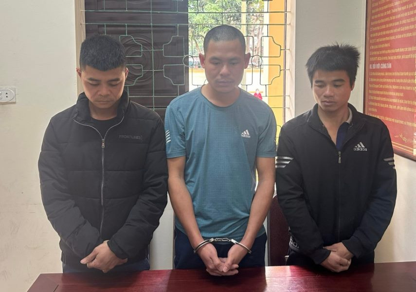 Nghe An: Lao xe vao to cong tac khien 1 CSGT bi thuong roi bo tron