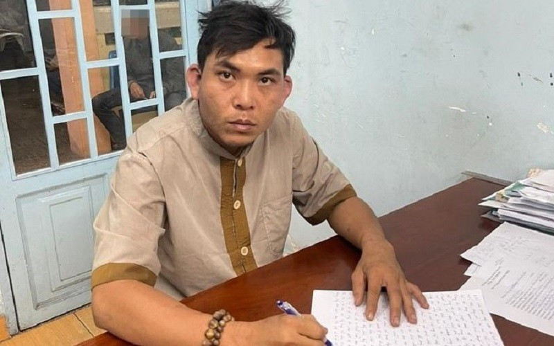 Theo lời khai của nghi phạm, trước đây Nghĩa đã nhiều lần mua dâm chị H. Trong những lần qua lại, Nghĩa có cho chị H. mượn 20 triệu đồng với thỏa thuận cho Nghĩa quan hệ tình dục miễn phí. Gần đây, khi Nghĩa đòi lại số tiền trên thì chị H. không đồng ý trả. Tức giận, vào ngày 1/3, Nghĩa lên kế hoạch sẽ giết chị H. rồi cướp tài sản.