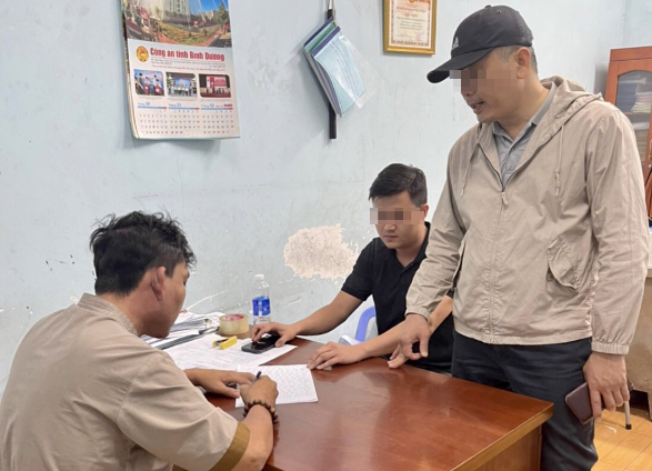 Nhằm thực hiện kế hoạch sát hại cô chủ quán nước rồi bỏ trốn, Nghĩa chuẩn bị 1 con dao, 1 khẩu súng K59, 5 viên đạn, 1 dây dù, tất cả được cho vào một chiếc túi màu đen bằng da. Vào khoảng 11h trưa ngày 1/3 Nghĩa rủ người bạn là Phan Văn Trung (thường sống lang thang ở Quảng trường Sáng tạo, TP.Dĩ An, tỉnh Bình Dương) và nói là đi đòi nợ, nếu lấy không được tiền thì sẽ nhờ Trung mang chiếc xe máy của Nghĩa về giúp, còn Nghĩa lấy xe của con nợ.