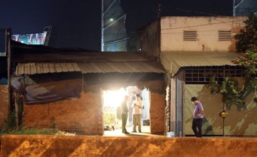 Ngay sau khi nhận được tin báo, Công an TP.Biên Hòa phối hợp với Phòng cảnh sát hình sự và Phòng kỹ thuật hình sự Công an tỉnh Đồng Nai tiến hành khám nghiệm hiện trường và tử thi. Xác định trên người nạn nhân có nhiều vết đâm, đặc biệt là các vết thương ở vùng ngực trái và nhiều vết máu dính trên nền nhà ra tới cửa. (Hiện trường nơi xảy ra vụ án mạng) 