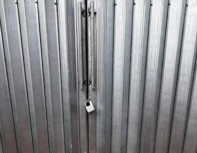 Trước khi bỏ trốn khỏi hiện trường, Nghĩa lấy 2 ổ khóa ra khóa cửa rồi chạy xe máy ra đón Trung chở về Bình Dương. Sau đó Nghĩa chở Trung lên ngã tư Thủ Đức, TP.Thủ Đức, TP HCM mua mồi nhậu, tàn cuộc lại chở Trung về trả ở công viên như cũ. Tiếp đó, Nghĩa chạy ra khu vực hồ nước thuộc Đại học Quốc gia TP HCM đốt bộ đồ đã mặc khi gây án rồi vứt dao và khẩu súng xuống hồ. (Ảnh minh họa, nguồn Internet) 