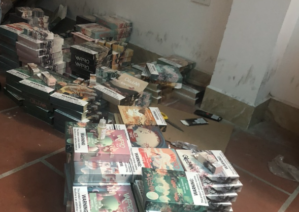 Thu giu 2.400 chai tinh dau thuoc la dien tu khong ro nguon goc