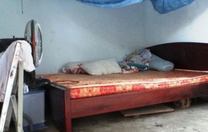 Ngoài những vết máu, công an phát hiện đồ đạc trong nhà của chị S. bị lục lọi. Có vẻ hung thủ sau khi gây án đã tìm kiếm thứ gì đó. Khai thác thông tin từ một vài người, điều tra viên được biết chị S thường sử dụng cùng lúc 2 chiếc điện thoại di động, một xe máy hiệu Honda Air Blade màu đỏ, đen. Tuy nhiên, vào thời điểm nạn nhân tử vong, số tài sản này đã "không cánh mà bay". (Ảnh minh họa, nguồn Internet) 