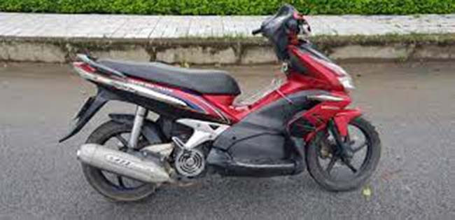 Sau này, công an tra soát và nhận ra chiếc xe bị người đàn ông lạ mặt vứt ở chợ Đồng Quang chính là xe của nạn nhân S. Đến đây, manh mối đầu tiên về nghi phạm đã dần được hé lộ. Rà soát theo cung đường đến và đi của đối tượng nghi vấn, công an được nhân chứng cung cấp thông tin, vào chiều 3/7 họ nhìn thấy một người đàn ông cao khoảng 1m70 đi chiếc xe máy của chị S. từ nhà trọ của nạn nhân ra đường. Nhân chứng cho hay chưa từng gặp và cũng không nhớ rõ dung mạo của người đàn ông này. (Ảnh minh họa, nguồn Internet) 