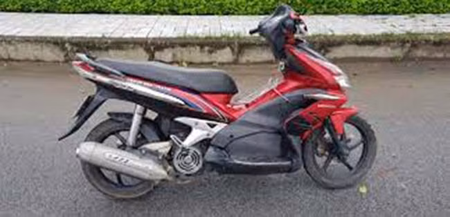 Sau này, công an tra soát và nhận ra chiếc xe bị người đàn ông lạ mặt vứt ở chợ Đồng Quang chính là xe của nạn nhân S. Đến đây, manh mối đầu tiên về nghi phạm đã dần được hé lộ. Rà soát theo cung đường đến và đi của đối tượng nghi vấn, công an được nhân chứng cung cấp thông tin, vào chiều 3/7 họ nhìn thấy một người đàn ông cao khoảng 1m70 đi chiếc xe máy của chị S. từ nhà trọ của nạn nhân ra đường. Nhân chứng cho hay chưa từng gặp và cũng không nhớ rõ dung mạo của người đàn ông này. (Ảnh minh họa, nguồn Internet) 