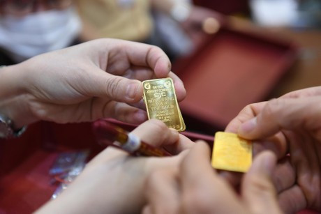 Một người bạn chị S. cho biết, cách đây vài ngày, nạn nhân có khoe mới mua được hơn 7 cây vàng. Số tài sản này cũng đã biến mất khi công an phát hiện chị S. tử vong trong phòng trọ. Một cuộc truy xét diện rộng được Công an Thái Nguyên tiến hành nhanh chóng. Đầu tiên làcác cửa hàng điện thoại, tiệm vàng trên địa bàn với hi vọng có thể hung thủ sau khi lấy được tài sản sẽ đem bán. Thế nhưng, chẳng có manh mối nào. Hàng chục người có quan hệ vay mượn, bạn bè với chị S. cũng như những đối tượng có tiền án, tiền sự, dính líu đến cờ bạc, ma túy và bất minh tài chính trên địa bàn cũng được đưa vào "tầm ngắm". (Ảnh minh họa, nguồn Internet) 