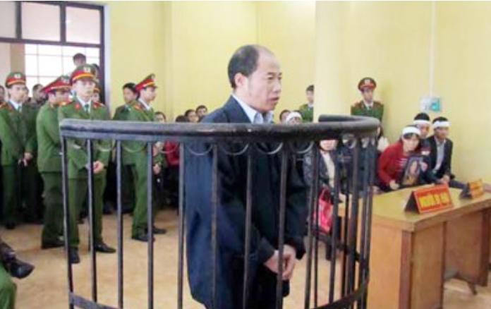 Trên đường đi, Tuấn giữ lại chiếc điện thoại đắt tiền, chiếc còn lại gã ném xuống sông. Tối 3/7, về tới thị xã Cao Bằng, Tuấn vào một cửa hàng và bán chiếc điện thoại cướp được. Số vàng sau đó được Tuấn chôn ở gốc cây trong vườn nhà. Sau 20 ngày kể từ khi vụ án xảy ra, từ những chứng cứ, dấu vết rất mờ nhạt, với sự nỗ lực không ngừng nghỉ, Công an tỉnh Thái Nguyên đã bắt được hung thủ, buộc hắn phải trả giá cho hành vi tội ác của mình trước pháp luật bằng bản án tử hình. 