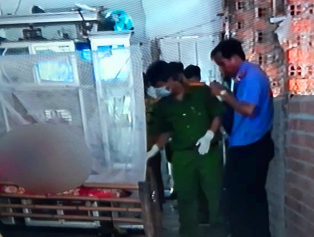 Thông tin về cái chết của chị Nguyễn Thị S. lập tức được báo về cho Công an tỉnh Thái Nguyên. Tại hiện trường, nạn nhân S. được xác định đã tử vong trước đó khoảng 5 đến 6 giờ. Xung quanh khu vực chị S. nằm có nhiều vết máu loang lổ. Tiến hành khám nghiệm, công an nhận định nạn nhân bị đánh nhiều nhát vào phần đầu, dẫn tới tử vong. Hung khí là vật tày, cứng. Chị S vốn đã ly dị, về khu vực phường Túc Duyên thuê nhà sinh sống một mình. (Ảnh minh họa, nguồn Internet)