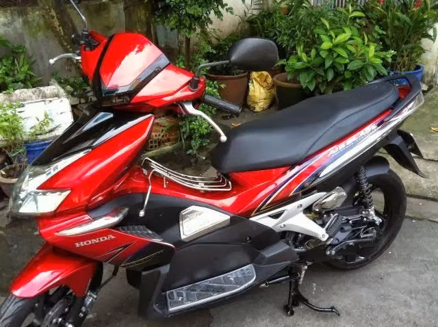 Trước khi chị S. được phát hiện tử vong trong phòng trọ khoảng một tiếng, vào hồi 18h tại chợ Đồng Quang ( TP Thái Nguyên, tỉnh Thái Nguyên) xảy ra một câu chuyện kỳ lạ. Thường ngày, cứ đến 18h là các tiểu thương bắt đầu dọn hàng, đóng cửa sạp. Tuy nhiên, ở khu vực quầy bán thịt, người dân phát hiện có một chiếc xe máy màu đỏ đen, hiệu Air Blade để đấy mà không có người nhận. Thấy bất thường, mọi người đã báo cho cơ quan công an. Một nhân chứng cho hay, trước đó có thấy một thanh niên đi xe máy này tới chợ rồi chạy lên tầng 2. Lát sau người này quay xuống với dáng vẻ hoảng hốt, rồi bỏ đi mà không đem theo xe máy. (Ảnh minh họa, nguồn Internet) 