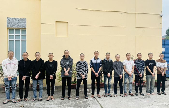 Hà Nội: Nhóm thanh, thiếu niên mang kiếm thấy “ngứa mắt là chém” người đi đường Ha Noi: Nhom thanh, thieu nien mang kiem thay “ngua mat la chem” nguoi di duong