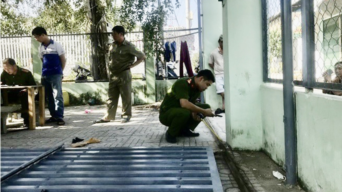 Son La: Be gai bi canh cong nha hang xom do vao nguoi tu vong