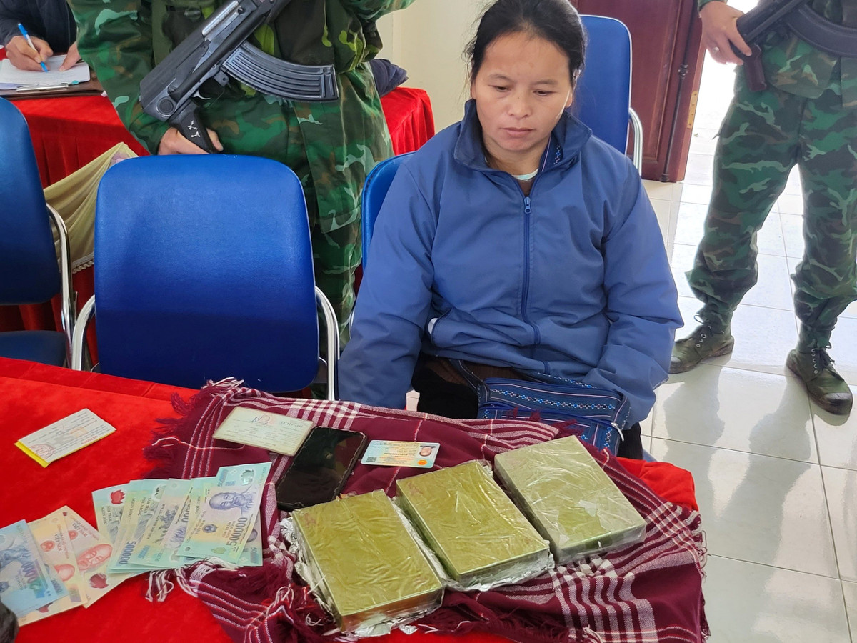 "Nữ quái" mang 3 bánh heroin đi bán kiếm lời 30 triệu bị bắt Sùng Thị Chú và tang vật.