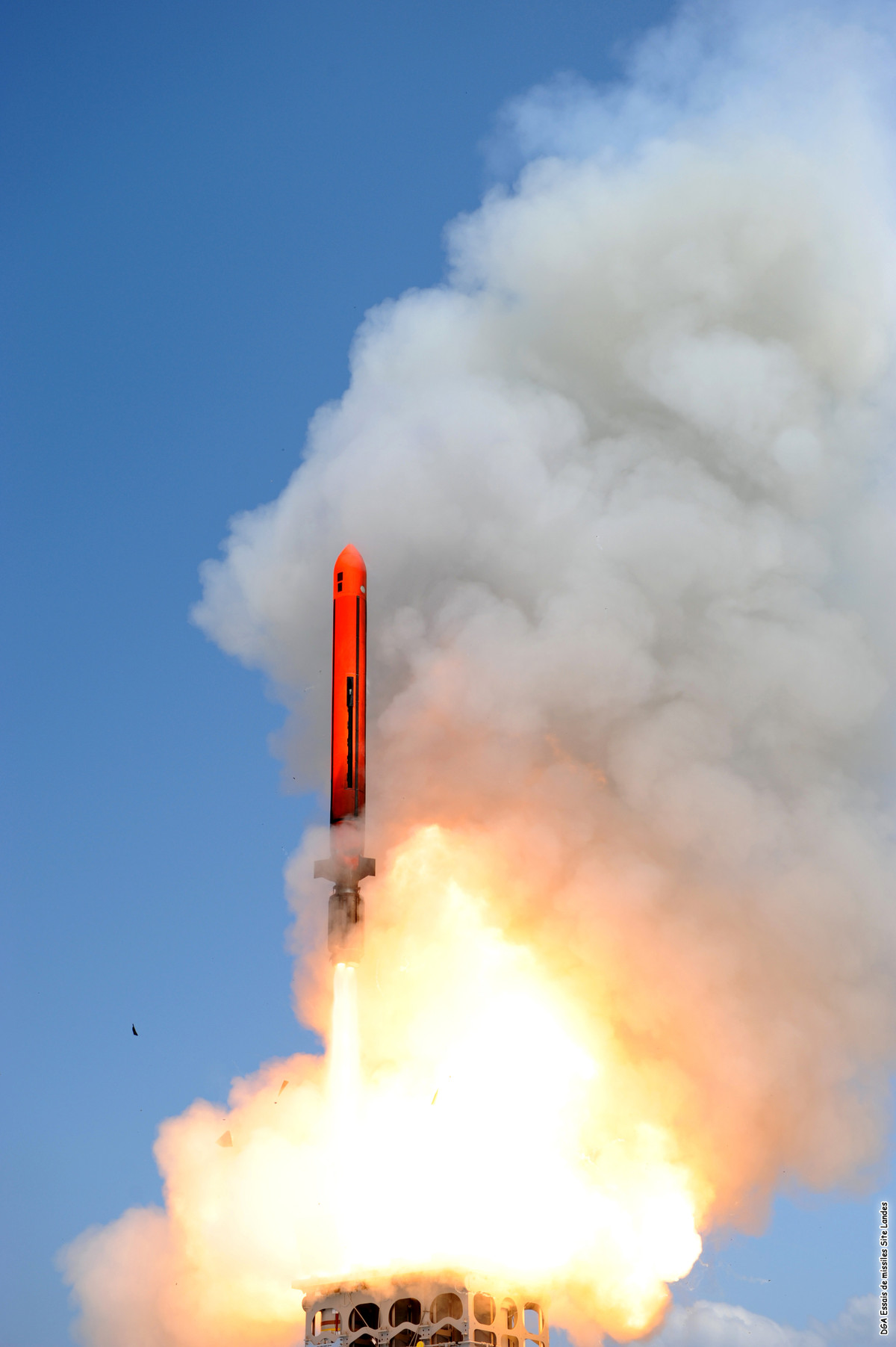 Ngoài ra tên lửa còn được trang bị đầu dò hồng ngoại để phát hiện mục tiêu khi mục tiêu bắt đầu xuất hiện ở đường chân trời. Hệ thống máy tính điều khiển tên lửa cũng có khả năng điều chỉnh thay đổi đường bay cũng như cao độ ngay trong quá trình bay. Nguồn ảnh: Navaltech.