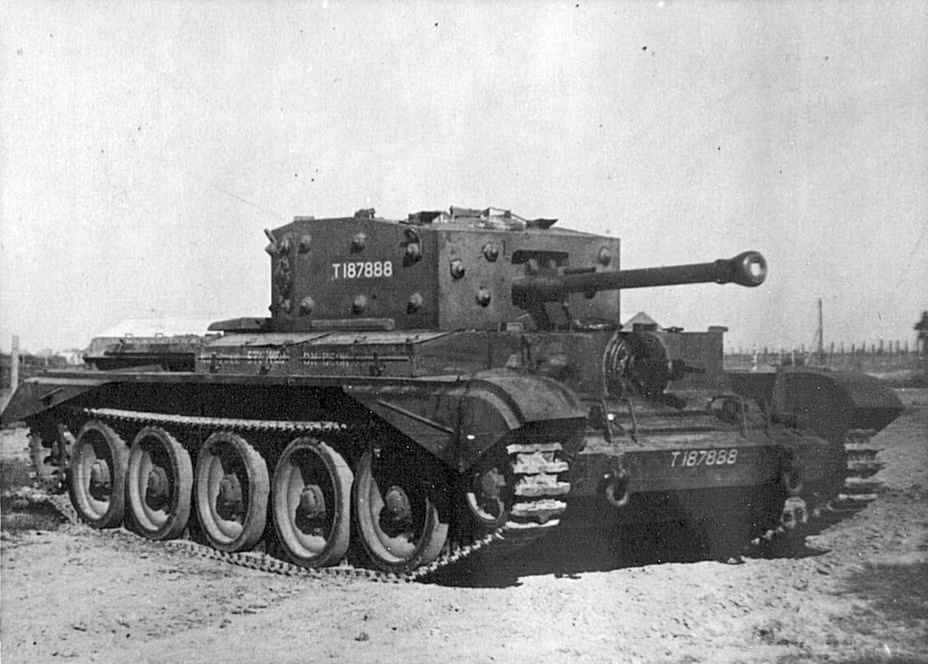 Đây là điều không thể nếu sử dụng nòng pháo cỡ 76mm giống như trên chiếc T-34 phiên bản đầu của Liên Xô. Vậy nên, dù biết rằng cỡ nòng 75mm sẽ không thể hạ được xe tăng hạng nặng của Đức nhưng Mỹ vẫn "bấm bụng" sử dụng loại pháo xe tăng này trong các chiến dịch tấn công giải phóng Pháp. Nguồn ảnh: Thearchive.