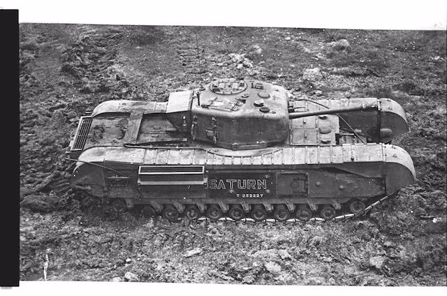 Vì những lý do đó, Mỹ và Anh tới tận năm 1944 khi đổ bộ lên đất Pháp vẫn sử dụng một lượng lớn xe tăng với nòng pháo 75mm. Trong ảnh: Xe tăng hạng nặng Churchill của Anh với nòng pháo 75mm hoàn toàn "không tương xứng". Nguồn ảnh: Tube.