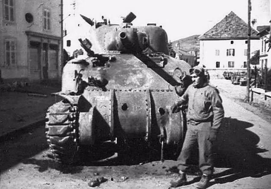 Các loại xe tăng khác của Đức quốc xã, phần lớn là Panzer I và Panzer II cùng một vài loại pháo tự hành, pháo tự hành chống tăng được xây dựng trên khung gầm của Panzer III rõ ràng cũng đều là mồi ngon cho khẩu pháo cỡ nòng 75mm trên xe tăng Đồng minh thời bấy giờ. Nguồn ảnh: Thearchive.