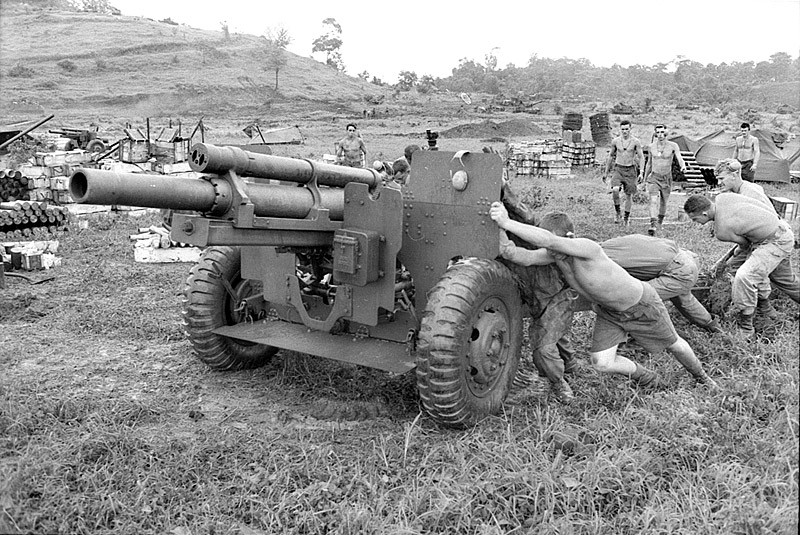 Trong nhiều trường hợp máy móc không có sẵn, sức người vẫn là sự lựa chọn duy nhất. Nguồn ảnh: Thearchive.