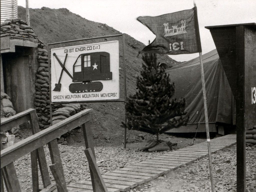 Biểu tượng của Đại đội Công binh 131 đóng tại Việt Nam với khẩu hiệu "rời cả núi xanh". Nguồn ảnh: Thearchive.