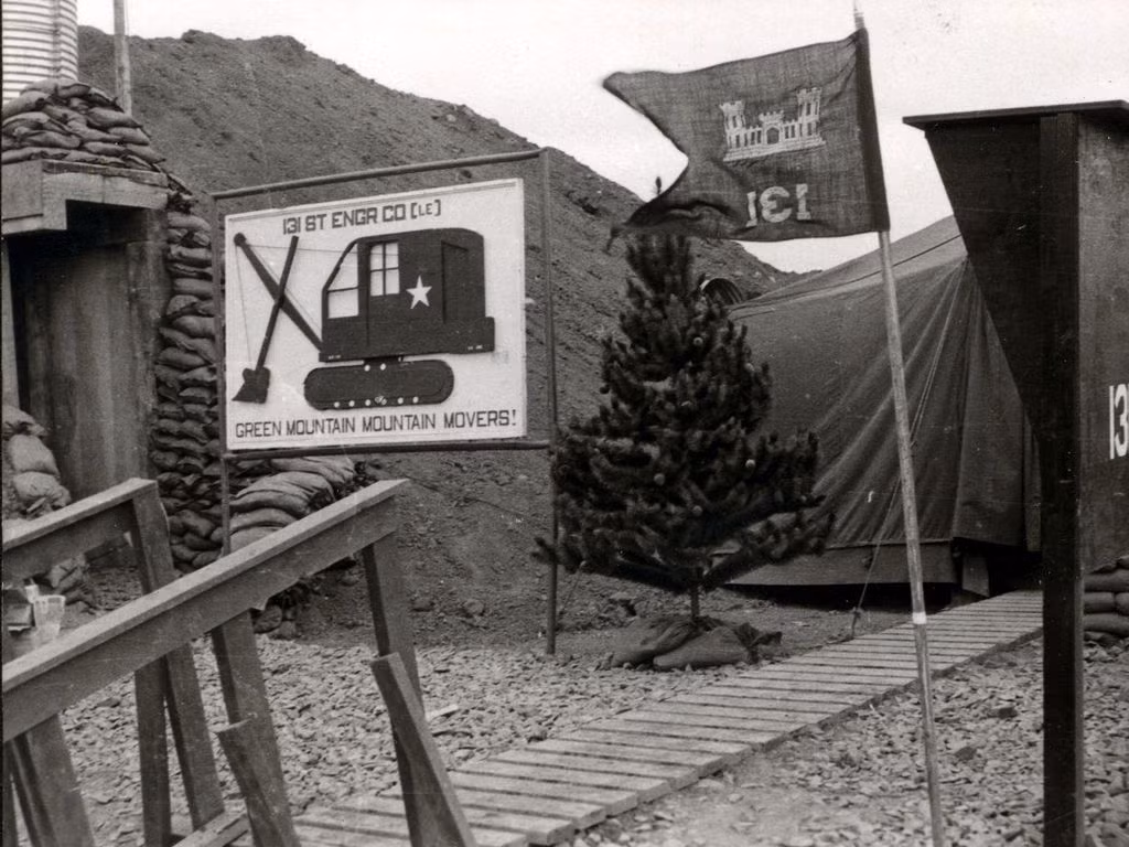 Biểu tượng của Đại đội Công binh 131 đóng tại Việt Nam với khẩu hiệu "rời cả núi xanh". Nguồn ảnh: Thearchive.