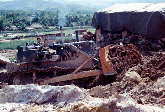 Luôn có mặt trước tiên và rút lui sau cùng - đó chính là lực lượng công binh của mọi quốc gia trên thế giới. Trong Chiến tranh Việt Nam, công binh Mỹ đã phải đối mặt với nhiều thách thức thực sự dù họ được trang bị máy móc và thiết bị cực kỳ hiện đại. Nguồn ảnh: Thearchive.