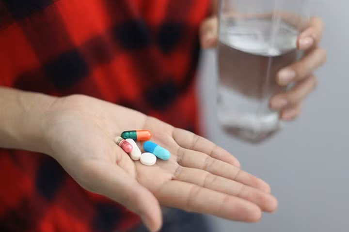 Thuốc: Một số loại thuốc có steroid có thể làm suy yếu xương của bạn. Uống càng nhiều steroid, tác động càng lớn đến xương và cột sống. Steroid ảnh hưởng đến sự trao đổi chất của canxi, vitamin D và xương có thể dẫn đến mất xương, gãy xương và loãng xương.