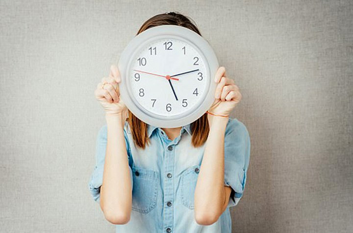 Gián đoạn nhịp sinh học: Các nhà khoa học tin rằng khi nhịp sinh học của bạn bị gián đoạn do lão hóa, mất ngủ và thay đổi ban đêm, và các tế bào trong đĩa đệm hoạt động kém gây viêm mãn tính và làm cho nó dễ bị đau ở lưng dưới.