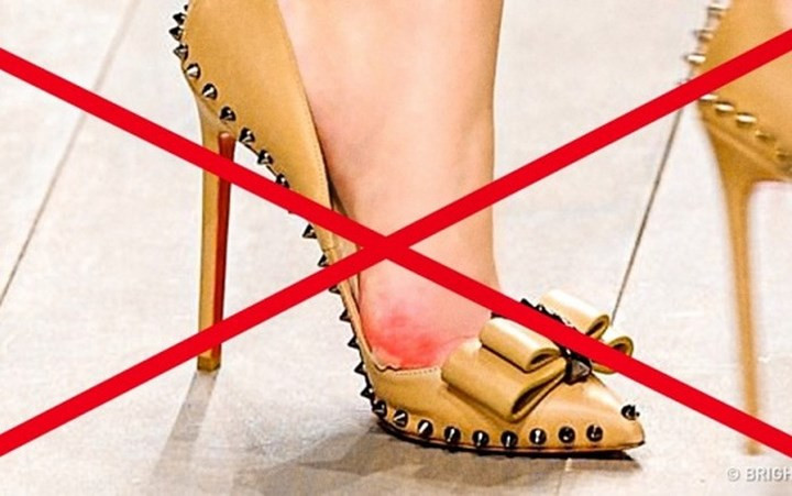 Giày cao gót có thể làm cho độ cong của cột sống bị lệch hướng. Giảm căng thẳng trên đôi chân của bạn bằng cách chọn mang giày bệt, ủng hoặc giày thể thao.