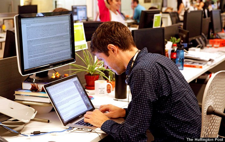 Ngồi ở bàn làm việc trong thời gian dài: Một công việc văn phòng có thể khiến bạn bị đau lưng do áp lực đặt lên cột sống. Hãy đi lại thư giãn hoặc đặt một chiếc gối trên ghế của bạn để hỗ trợ lưng.