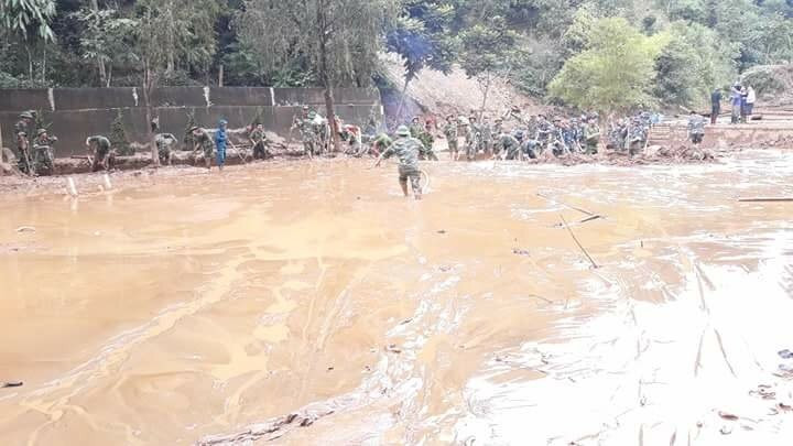 Bộ trưởng Giáo dục đến nơi thầy trò Sơn La chạy lũ ngày cận kề khai giảng - Hình 2 Bo truong Giao duc den noi thay tro Son La chay lu ngay can ke khai giang-Hinh-2