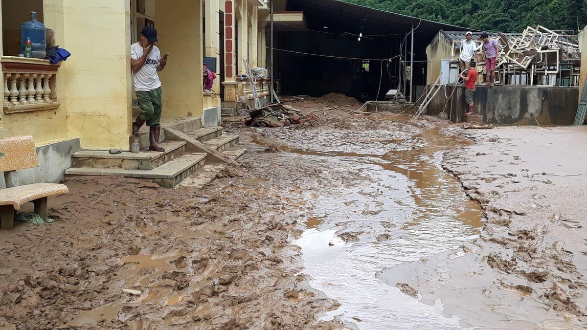 Bộ trưởng Giáo dục đến nơi thầy trò Sơn La chạy lũ ngày cận kề khai giảng - Hình 3 Bo truong Giao duc den noi thay tro Son La chay lu ngay can ke khai giang-Hinh-3