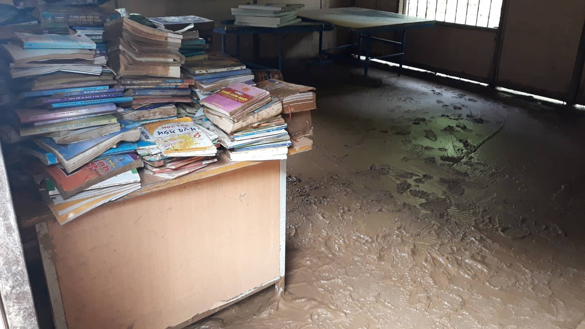 Bộ trưởng Giáo dục đến nơi thầy trò Sơn La chạy lũ ngày cận kề khai giảng - Hình 6 Bo truong Giao duc den noi thay tro Son La chay lu ngay can ke khai giang-Hinh-6