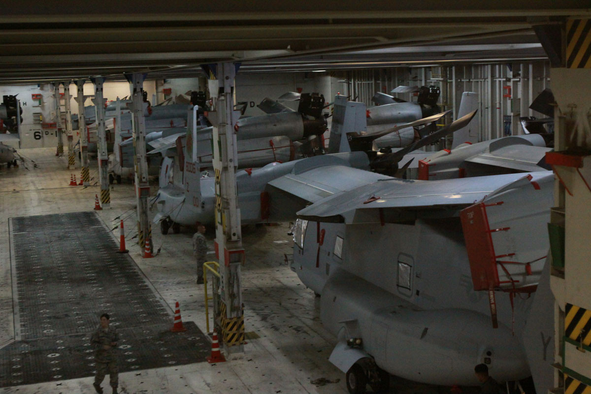 Ưu điểm của MV-22 Osprey là nó có khả năng lên thẳng và hạ cánh thẳng đứng như trực thăng. Khi bay trên không, động cơ và cánh quạt của MV-22 Osprey sẽ được bẻ nghiêng 90 độ, cho phép nó bay với tốc độ của máy bay cánh bằng. Nguồn ảnh: Military.