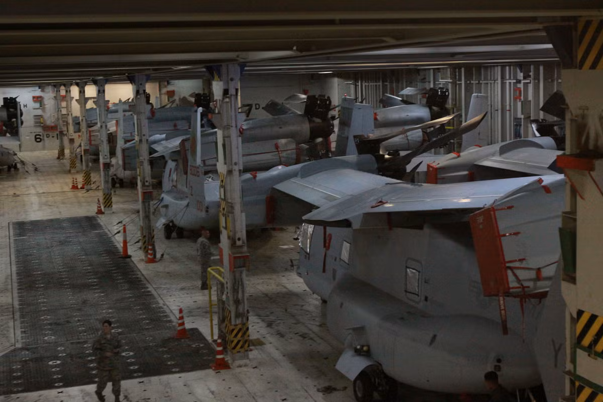 Ưu điểm của MV-22 Osprey là nó có khả năng lên thẳng và hạ cánh thẳng đứng như trực thăng. Khi bay trên không, động cơ và cánh quạt của MV-22 Osprey sẽ được bẻ nghiêng 90 độ, cho phép nó bay với tốc độ của máy bay cánh bằng. Nguồn ảnh: Military.