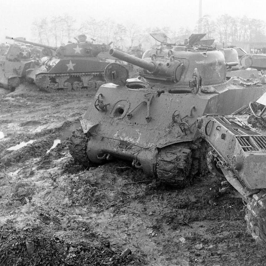 Trong những phiên bản M4 ra đời trước năm 1943, không những pháo thủ và nạp đạn viên phải "xếp hàng" ra vào xe tăng qua vị trí của trưởng xa mà họ còn đối mặt với nguy cơ tử vong rất cao vì lúc này hệ thống thùng đạn ướt chưa ra đời và xe tăng M4 Sherman thì nổi tiếng là dễ bị bắn cháy. Nguồn ảnh: Pinterest.