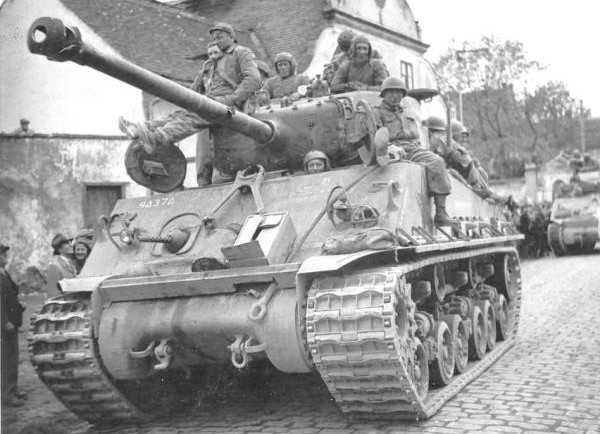 Tuy nhiên các chỉ số trên chỉ đúng với các phiên bản xe tăng M4 Sherman được ra đời sau năm 1943. Các phiên bản M4 trước đó được thiết kế rất "tù", với chỉ ba cưa thoát hiểm dành cho trưởng xa, lái xe và xạ thủ súng máy cạnh lái xe. Nguồn ảnh: WWII.