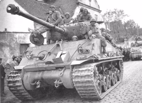 Tuy nhiên các chỉ số trên chỉ đúng với các phiên bản xe tăng M4 Sherman được ra đời sau năm 1943. Các phiên bản M4 trước đó được thiết kế rất "tù", với chỉ ba cưa thoát hiểm dành cho trưởng xa, lái xe và xạ thủ súng máy cạnh lái xe. Nguồn ảnh: WWII.