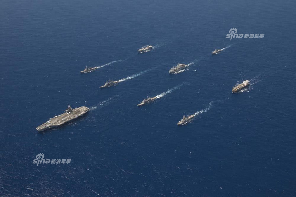 Như thường lệ, dẫn đầu cuộc tập trận quy mô lớn này của Mỹ vẫn là một tàu sân bay lớp Nimitz - chiếc USS Ronald Reagan. Tàu sân bay Ronald Reagan được hạ thuỷ từ năm 1989, có tổng cộng hơn 4400 thuỷ thủ phục vụ trên tàu cùng khả năng mang theo tối đa tới hơn 60 máy bay các loại. Nguồn ảnh: Sina.