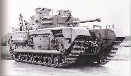 Điều này cho phép Churchill có thể vượt hào tốt hơn nhiều các loại xe tăng khác cùng thời. Tuy nhiên nói cũng khiến hệ thống cửa thoát hiểm trên xe phải thiết kế lại do không còn cạnh bên để thoát hiểm như những loại xe tăng cùng thời khác. Nguồn ảnh: WW2history.