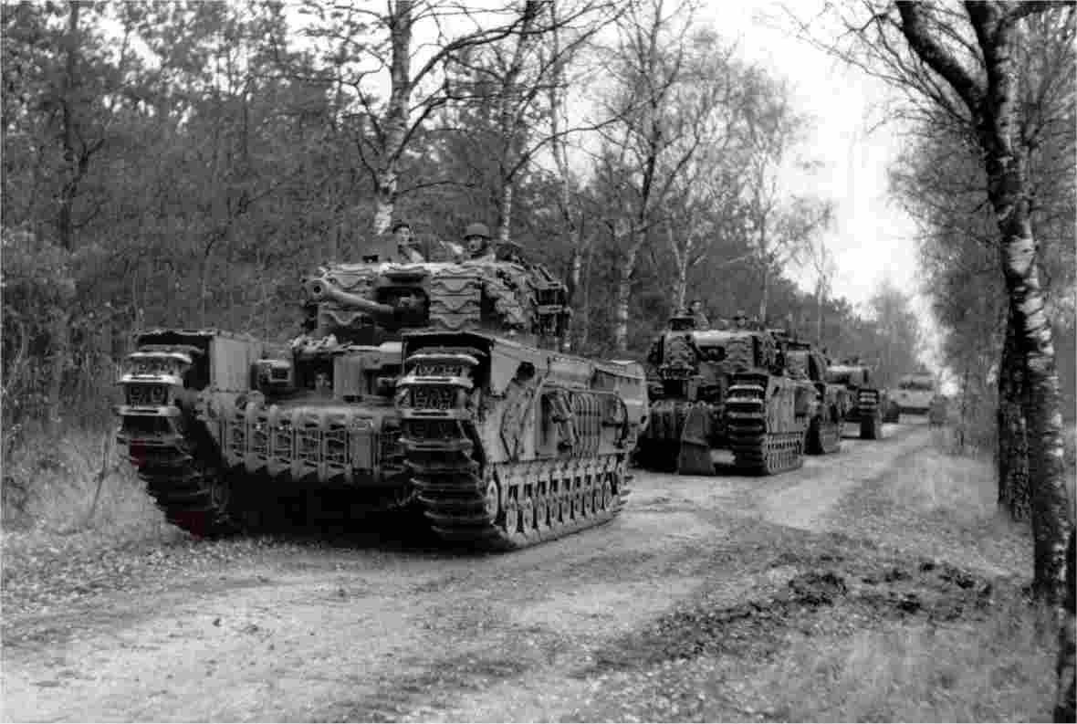 Churchill được Liên Xô và Mỹ xếp vào loại xe tăng hạng nặng vì trọng lượng của nó là 40 tấn. Tỷ suất kéo của động cơ đạt 9,1 mã lực/mỗi tấn. Điều này khiến xe tăng bộ binh Churchill di chuyển cực chậm, chỉ 24 km/h. Tầm hoạt động của nó cũng không lớn, chỉ khoảng 90 km/h. Nguồn ảnh: WW2history.