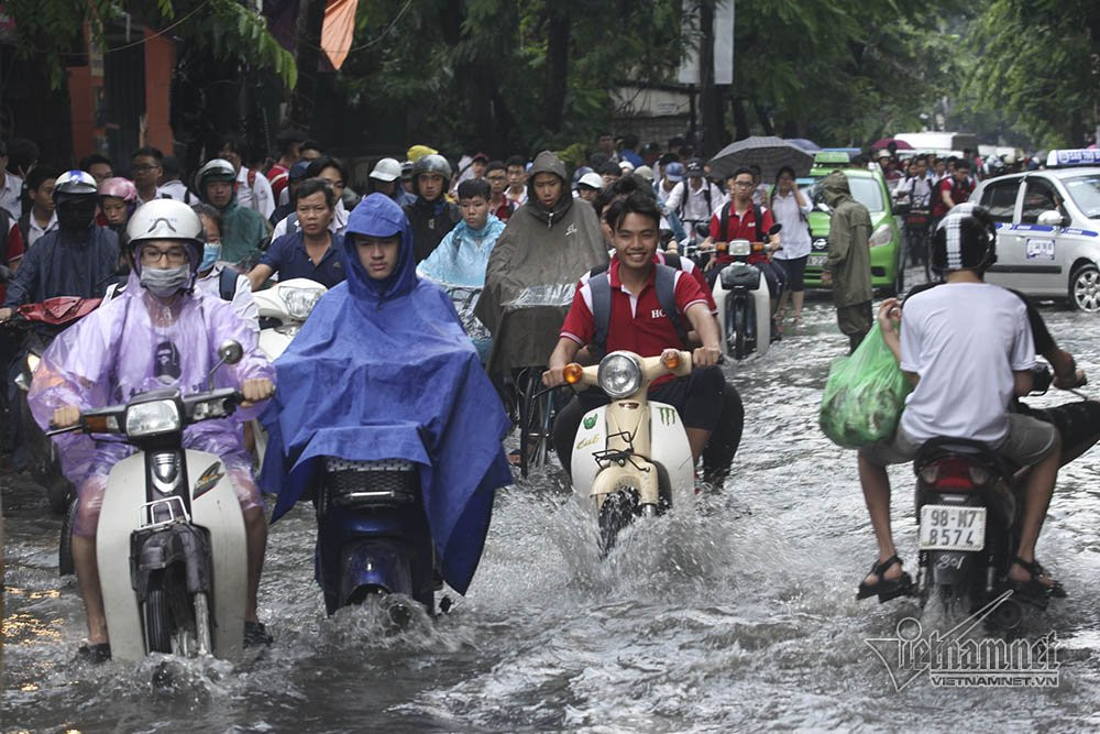 Ha Noi mua lon, nu sinh hon hen vuot song ve nha-Hinh-16