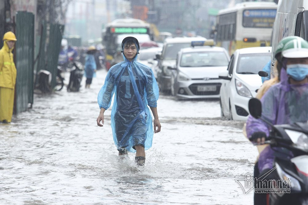Ha Noi mua lon, nu sinh hon hen vuot song ve nha-Hinh-9