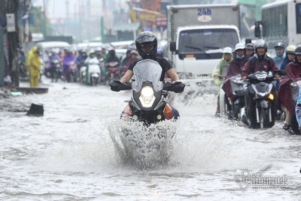 Ha Noi mua lon, nu sinh hon hen vuot song ve nha-Hinh-11