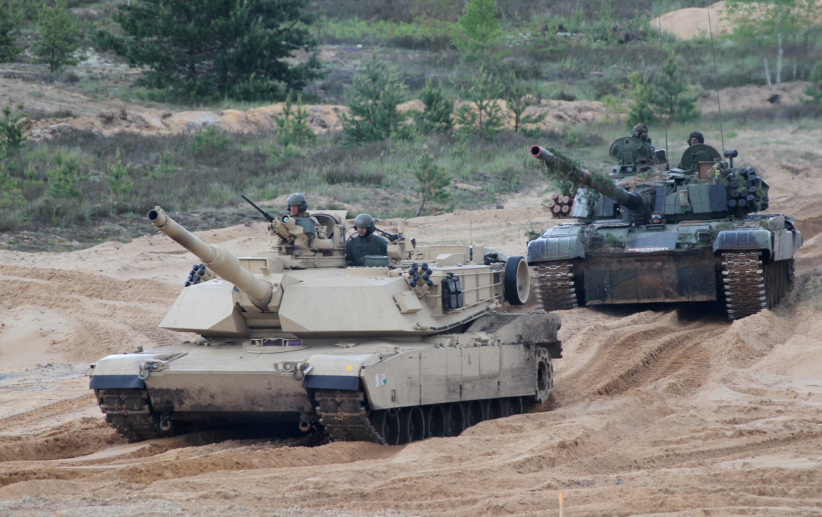 Bắt đầu từ năm 1993, Bộ quốc phòng Ba Lan bắt đầu trang bị những chiếc xe tăng chiến đấu chủ lực PT-91 đầu tiên vào biên chế quân đội nước này để tiến hành thực nghiệm, đánh giá chất lượng của gói nâng cấp này. Nguồn ảnh: Wiki.