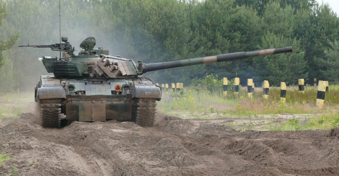 PT-91 Twardy có tổng trọng lượng 48,5 tấn, chiều dài 6,86 mét và có chiều rộng 3,7 mét. Xe có kíp chiến đấu ba người - nghĩa là mọi thông số cơ bản vẫn gần như được giữ nguyên như trên chiếc T-72 do Liên Xô sản xuất trước đây. Nguồn ảnh: Pinterest.