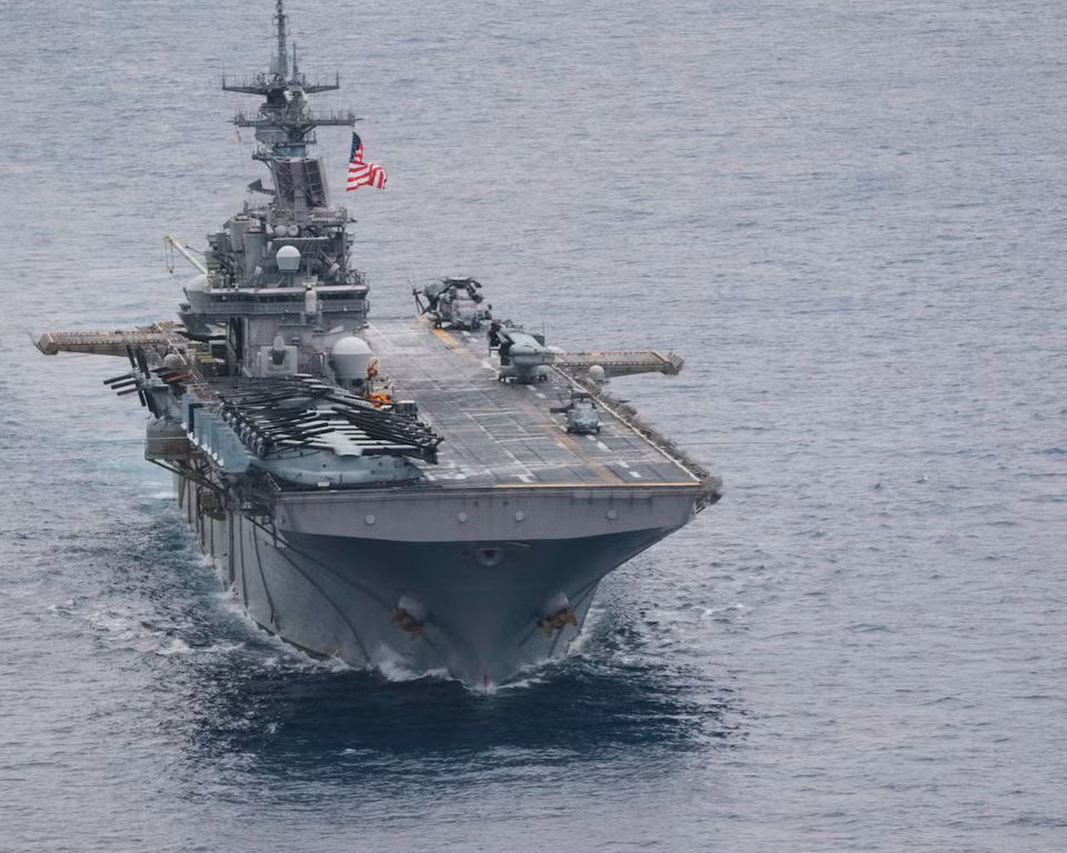 Một trong những tàu sân bay vô dụng nhất thế giới chính là chiếc USS Wasp. Thực chất thì trên lý thuyết, USS Wasp được quân đội Mỹ xếp vào là Tàu đổ bộ tấn công, thuộc biên chế của Thuỷ quân Lục chiến; tuy nhiên vẫn có thể coi nó là một tàu sân bay. Nguồn ảnh: BI.