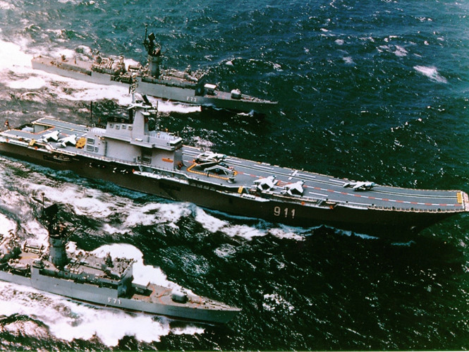 Chính vì việc không được sử dụng như một tàu sân bay nên Chakri Naruebet hiện đang có một danh sách dài dằng dặc các lỗi liên quan đến vận hành nhưng không được khắc phục. Đơn giản là do Hải quân Thái Lan chỉ cần chiếc tàu sân bay này nổi được, còn cất-hạ cánh được máy bay hay không họ không quan tâm. Nguồn ảnh: BI.