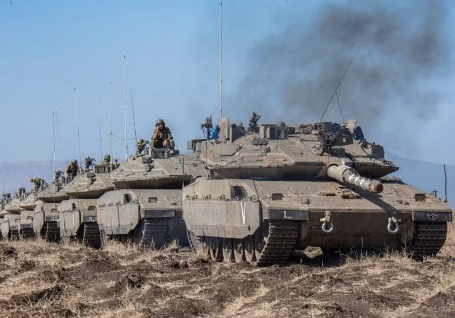 Merkava được thiết kế đặt động cơ ở ở phía trước xe - một thiết kế độc nhất vô nhị. Thiết kế này giúp ngay cả khi đạn chống tăng xuyên được giáp mặt của Merkava, kíp lái ở phía sau vẫn có thể bình an vô sự vì các loại đạn chống tăng hay thậm chí là tên lửa chống tăng đều khó có đủ động năng để xuyên được qua cả động cơ của chiếc xe tăng này. Nguồn ảnh: Defenceblog.