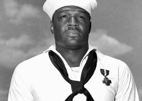 Doris Miller là người da màu đầu tiên nhận thưởng Huân chương Chữ thập Hải quân trong lịch sử Quân đội Mỹ. Ông vốn là đầu bếp nhưng đã dũng cảm chiến đấu trong trận Trân Châu Cảng và bắn hạ được máy bay địch. Sau khi nhận huân chương, ông tiếp tục phục vụ hải quân tới năm 1943 thì thiệt mạng khi tàu của ông bị Hải quân Nhật đánh đắm. Nguồn ảnh: archives.gov.