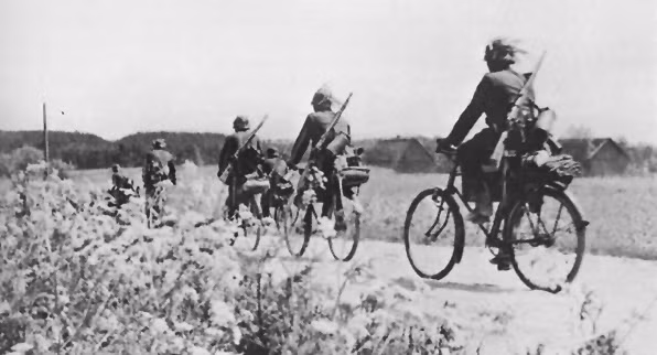 Thêm vào đó, việc nhảy tùw xe đạp xuóng đất để tác chiến trong tình huống bất ngờ cũng nhanh hơn nhiều việc đổ quân từ thùng xe tải - nếu di chuyển quân bằng xe hơi.