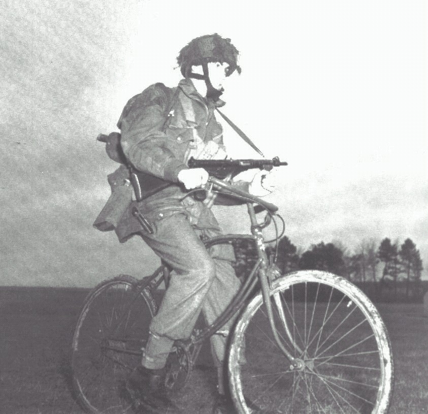 Lính dù Anh được thả xuống hậu tuyến địch với xe đạp để tăng khả năng cơ động trên chiến trường không khác gì "bộ binh xe đạp".